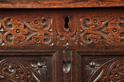 WELL CARVED 17TH CENTURY OAK COFFER - ADDITIONAL PHOTO 3