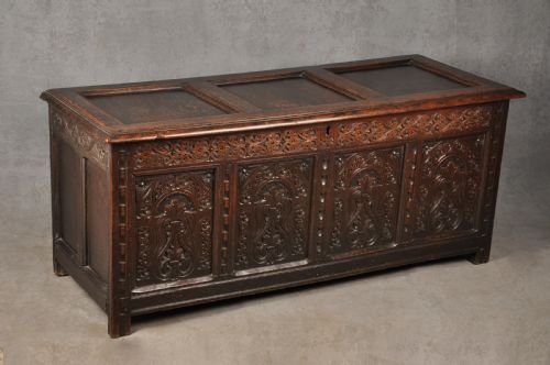 WELL CARVED 17TH CENTURY OAK COFFER - ADDITIONAL PHOTO 5
