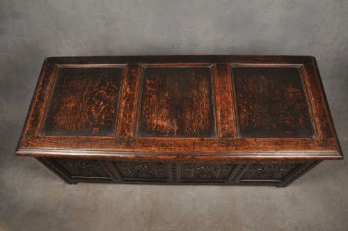 WELL CARVED 17TH CENTURY OAK COFFER - ADDITIONAL PHOTO 7