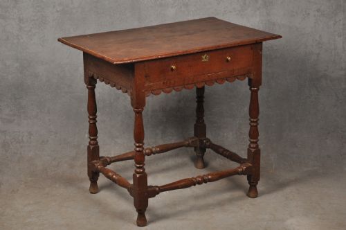small 17th century oak side table - CATEGORY: ANTIQUE TABLES - DATED 17TH CENTURY