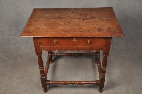 SMALL 17TH CENTURY OAK SIDE TABLE - ADDITIONAL PHOTO 4