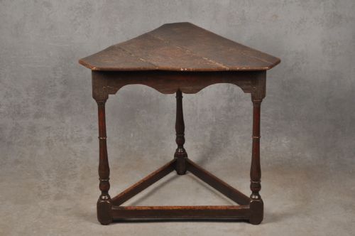rare 17th century oak cricket table - CATEGORY: ANTIQUE TABLES - DATED 17TH CENTURY