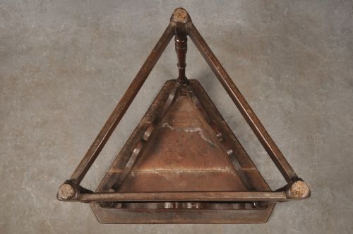RARE 17TH CENTURY OAK CRICKET TABLE - ADDITIONAL PHOTO 8
