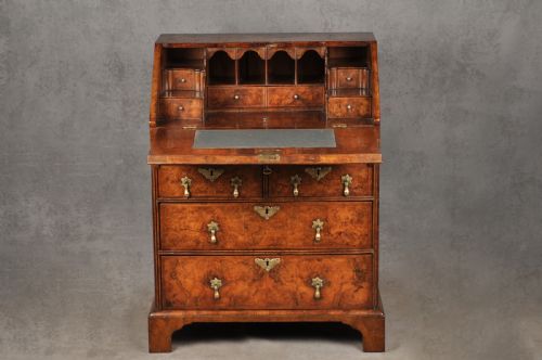 SMALL EARLY 18TH CENTURY BURR WALNUT BUREAU - ADDITIONAL PHOTO 1
