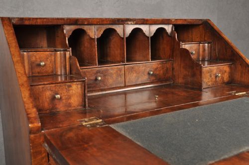 SMALL EARLY 18TH CENTURY BURR WALNUT BUREAU - ADDITIONAL PHOTO 4