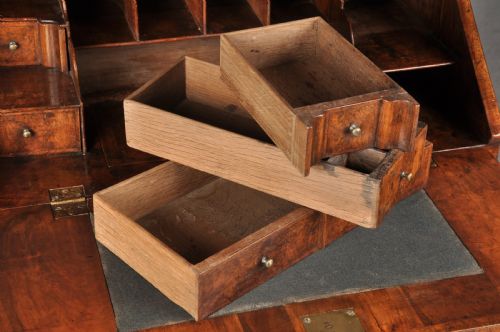 SMALL EARLY 18TH CENTURY BURR WALNUT BUREAU - ADDITIONAL PHOTO 5