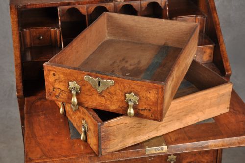SMALL EARLY 18TH CENTURY BURR WALNUT BUREAU - ADDITIONAL PHOTO 7