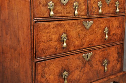 SMALL EARLY 18TH CENTURY BURR WALNUT BUREAU - ADDITIONAL PHOTO 9