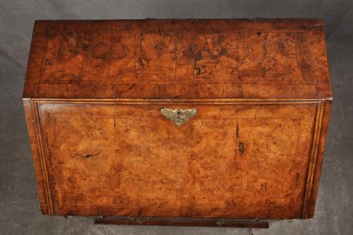 SMALL EARLY 18TH CENTURY BURR WALNUT BUREAU - ADDITIONAL PHOTO 10