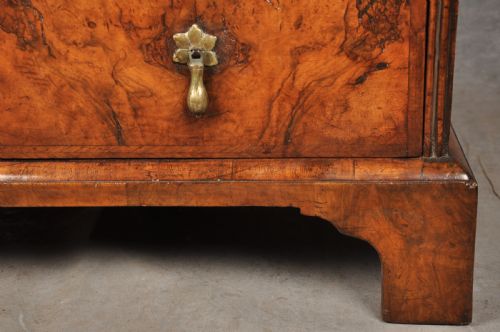 SMALL EARLY 18TH CENTURY BURR WALNUT BUREAU - ADDITIONAL PHOTO 11