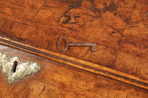 SMALL EARLY 18TH CENTURY BURR WALNUT BUREAU - ADDITIONAL PHOTO 12