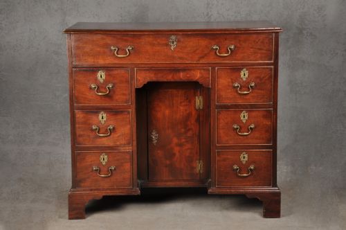 FINE 18TH CENTURY MAHOGANY KNEEHOLE DESK - ADDITIONAL PHOTO 2