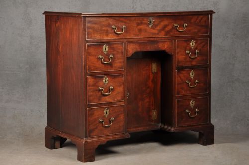 FINE 18TH CENTURY MAHOGANY KNEEHOLE DESK - ADDITIONAL PHOTO 3