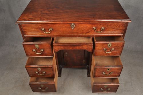 FINE 18TH CENTURY MAHOGANY KNEEHOLE DESK - ADDITIONAL PHOTO 13