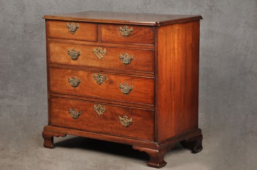 SMALL 18TH CENTURY MAHOGANY CHEST OF DRAWERS