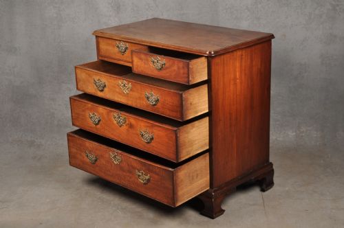 SMALL 18TH CENTURY MAHOGANY CHEST OF DRAWERS - ADDITIONAL PHOTO 9