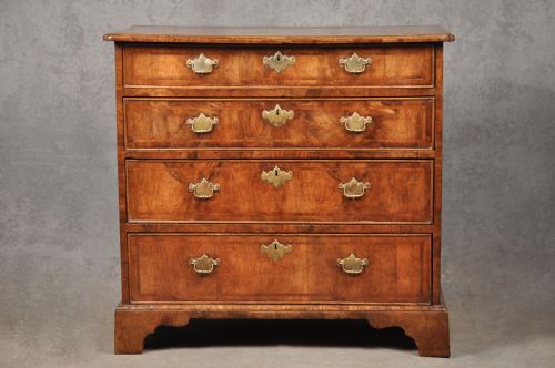 small early 18th century walnut chest of drawers - CATEGORY: ANTIQUE CHEST OF DRAWERS - DATED 18TH CENTURY
