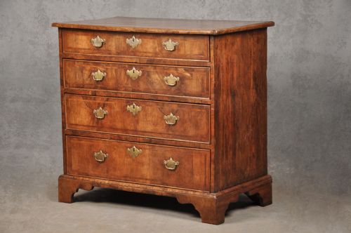 SMALL EARLY 18TH CENTURY WALNUT CHEST OF DRAWERS - ADDITIONAL PHOTO 2