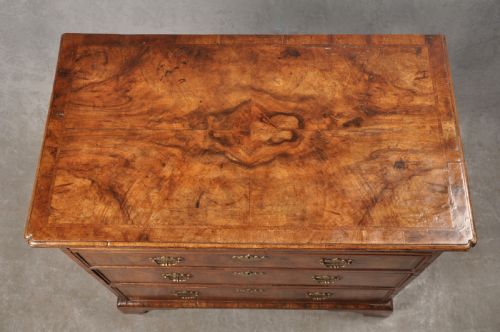 SMALL EARLY 18TH CENTURY WALNUT CHEST OF DRAWERS - ADDITIONAL PHOTO 3