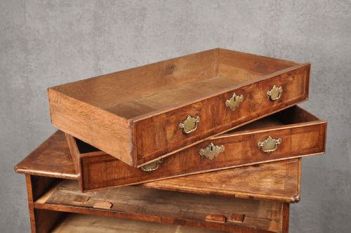 SMALL EARLY 18TH CENTURY WALNUT CHEST OF DRAWERS - ADDITIONAL PHOTO 6