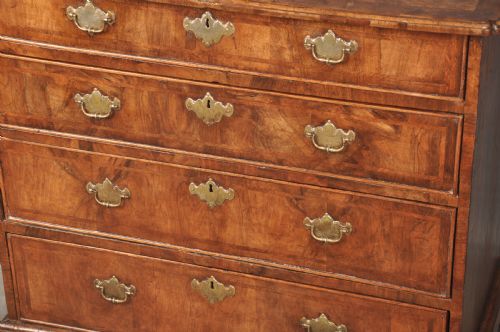 SMALL EARLY 18TH CENTURY WALNUT CHEST OF DRAWERS - ADDITIONAL PHOTO 8