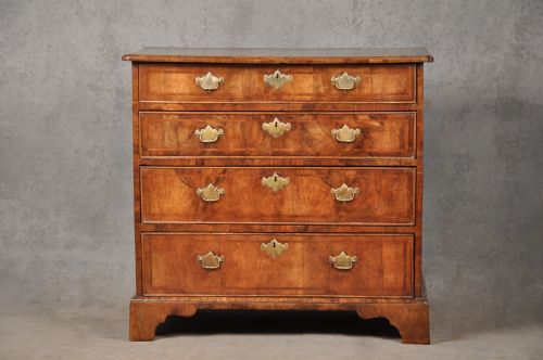 SMALL EARLY 18TH CENTURY WALNUT CHEST OF DRAWERS - ADDITIONAL PHOTO 9