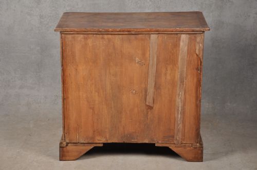 SMALL EARLY 18TH CENTURY WALNUT CHEST OF DRAWERS - ADDITIONAL PHOTO 10