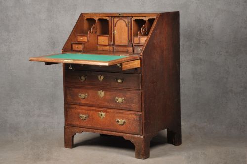 EARLY 18TH CENTURY OAK BUREAU - ADDITIONAL PHOTO 2