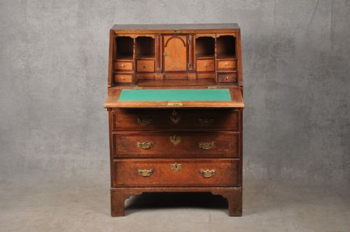 EARLY 18TH CENTURY OAK BUREAU - ADDITIONAL PHOTO 3