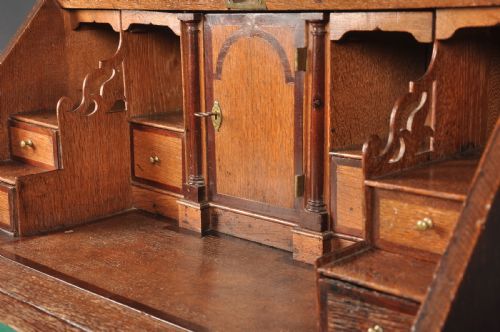 EARLY 18TH CENTURY OAK BUREAU - ADDITIONAL PHOTO 4