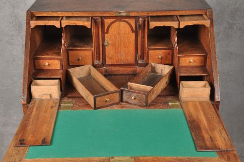 EARLY 18TH CENTURY OAK BUREAU - ADDITIONAL PHOTO 9