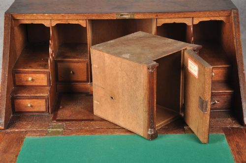EARLY 18TH CENTURY OAK BUREAU - ADDITIONAL PHOTO 10