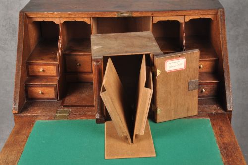 EARLY 18TH CENTURY OAK BUREAU - ADDITIONAL PHOTO 11