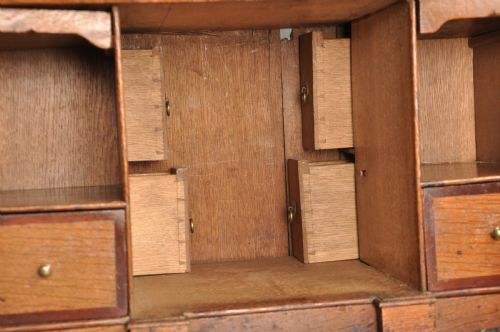EARLY 18TH CENTURY OAK BUREAU - ADDITIONAL PHOTO 12