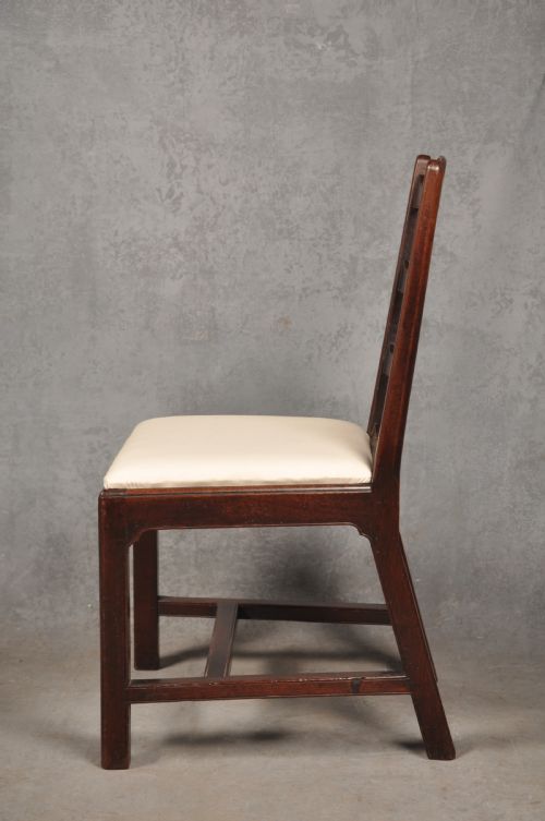 FOUR FINE 18TH CENTURY MAHOGANY LADDERBACK CHAIRS - ADDITIONAL PHOTO 4