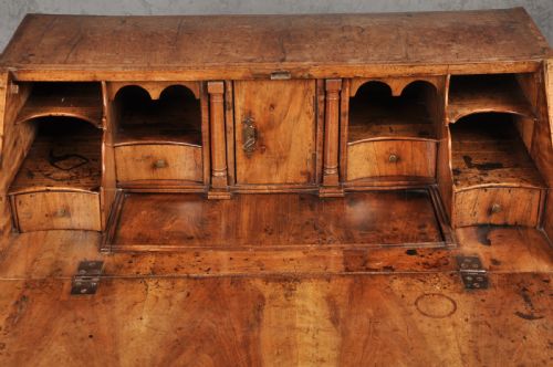 SMALL 17TH CENTURY WALNUT BUREAU - ADDITIONAL PHOTO 4