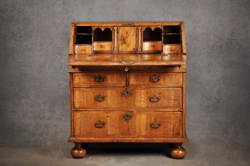 SMALL 17TH CENTURY WALNUT BUREAU - ADDITIONAL PHOTO 1