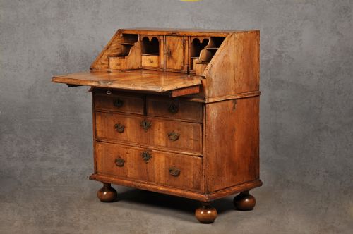 SMALL 17TH CENTURY WALNUT BUREAU - ADDITIONAL PHOTO 3