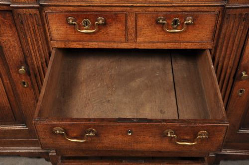 18TH CENTURY OAK DRESSER - ADDITIONAL PHOTO 5
