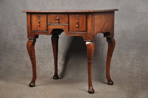 FINE EARLY 18TH CENTURY WALNUT LOWBOY - ADDITIONAL PHOTO 2