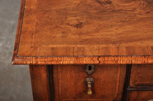 FINE EARLY 18TH CENTURY WALNUT LOWBOY - ADDITIONAL PHOTO 3