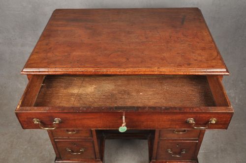 SMALL MID 18TH CENTURY MAHOGANY KNEEHOLE DESK - ADDITIONAL PHOTO 2
