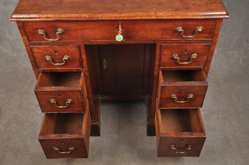 SMALL MID 18TH CENTURY MAHOGANY KNEEHOLE DESK - ADDITIONAL PHOTO 3