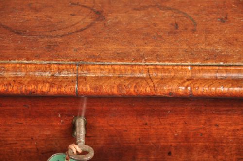 SMALL MID 18TH CENTURY MAHOGANY KNEEHOLE DESK - ADDITIONAL PHOTO 7