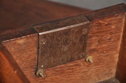 SMALL MID 18TH CENTURY MAHOGANY KNEEHOLE DESK - ADDITIONAL PHOTO 8
