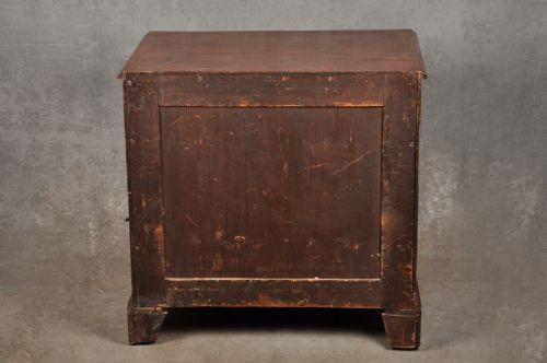 SMALL MID 18TH CENTURY MAHOGANY KNEEHOLE DESK - ADDITIONAL PHOTO 9