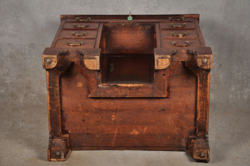 SMALL MID 18TH CENTURY MAHOGANY KNEEHOLE DESK - ADDITIONAL PHOTO 10