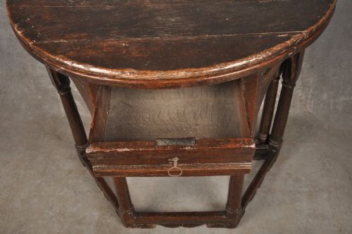 EARLY 17TH CENTURY OAK CREDENCE TABLE - ADDITIONAL PHOTO 2