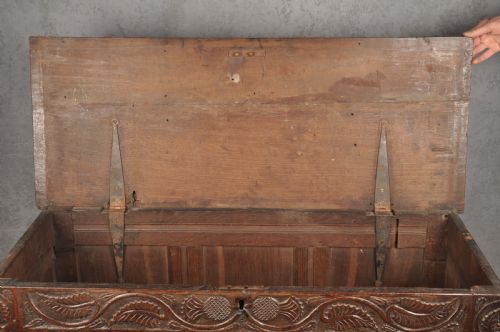 17TH CENTURY CARVED OAK COFFER - ADDITIONAL PHOTO 7