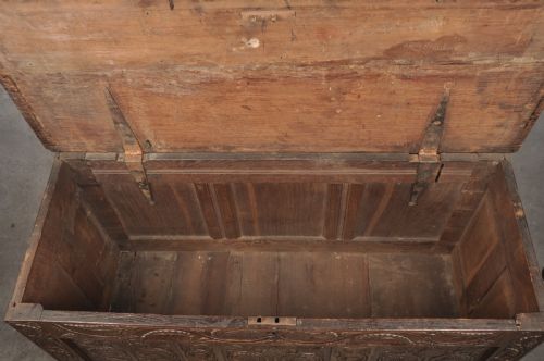 17TH CENTURY CARVED OAK COFFER - ADDITIONAL PHOTO 9